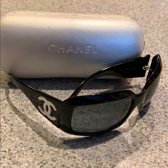 CHANEL Accessories - CHANEL black mother of pearl sunglasses with case